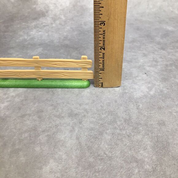 Playmobil "Wooden" Fence w/Squirrel & Grass Base - Picture 4 of 4